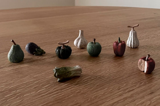 無垢材で作った色とりどりのオブジェクト